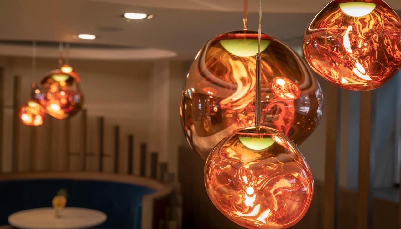 Clayton Hotel Bristol City エクステリア 写真 Pendants in the lobby